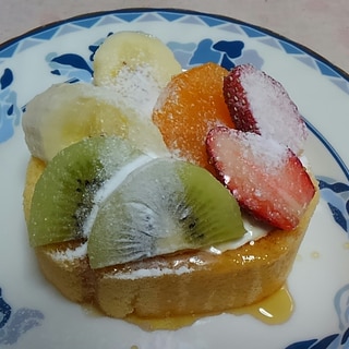キウイとバナナとオレンジと苺のせロールケーキ☆